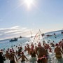 Rito d’acqua e di festa: a Nizza il Natale comincia con un tuffo Rito d’acqua e di festa: a Nizza il Natale comincia con un tuffo
