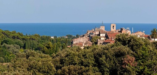 Biot, un borgo tra storia e arte del vetro. Un altro pezzo di Liguria in Francia. Biot, un borgo tra storia e arte del vetro. Un altro pezzo di Liguria in Francia.