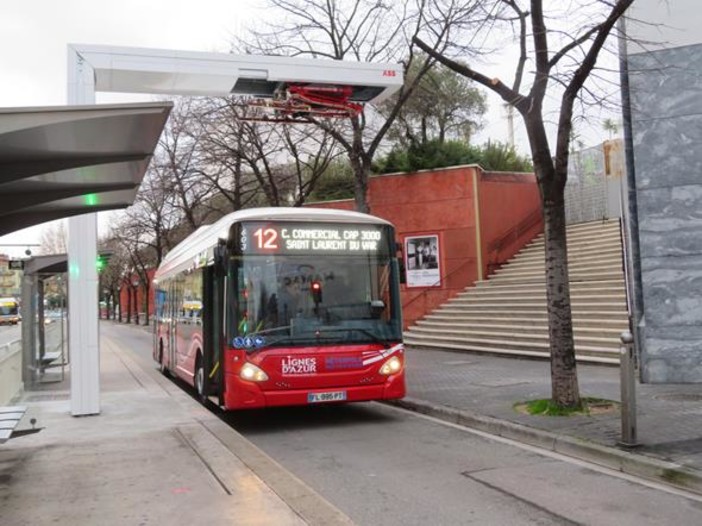 Bus elettrico della Ligne 12 al capolinea della Promenade des Arts