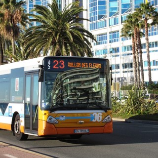 Bus del trasporto umano a Nizza