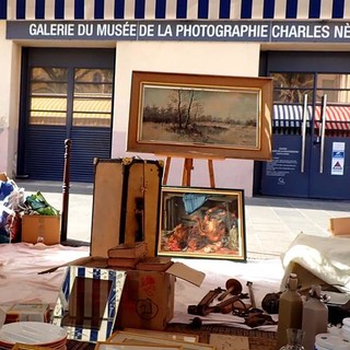 Brocante in Cours Saleya a Nizza, fotografia di Ghjuvan Pasquale
