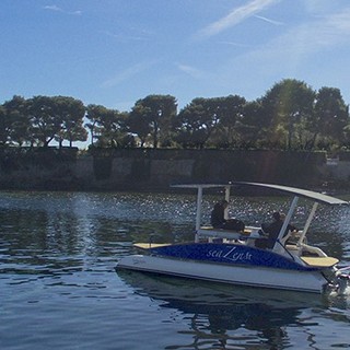 Foto 1: Concedersi una passeggiata lungo la Costa al 100% Zen e al 100% solare- Foto Office de Tourisme Métropolitain Crédits photos : @ Seazen @ Colombe Clier / CMN @ Mairie de Beaulieu