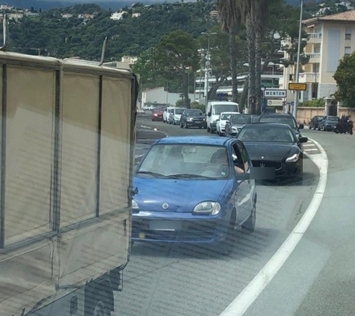 Code interminabili anche al rientro dalla Francia per i lavoratori frontalieri al confine di Ponte San Ludovico