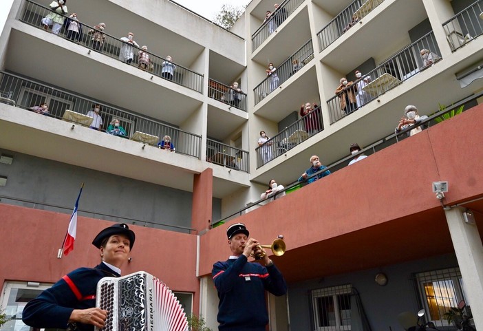 Concerto in una casa di riposo di Nizza durante l'epidemia