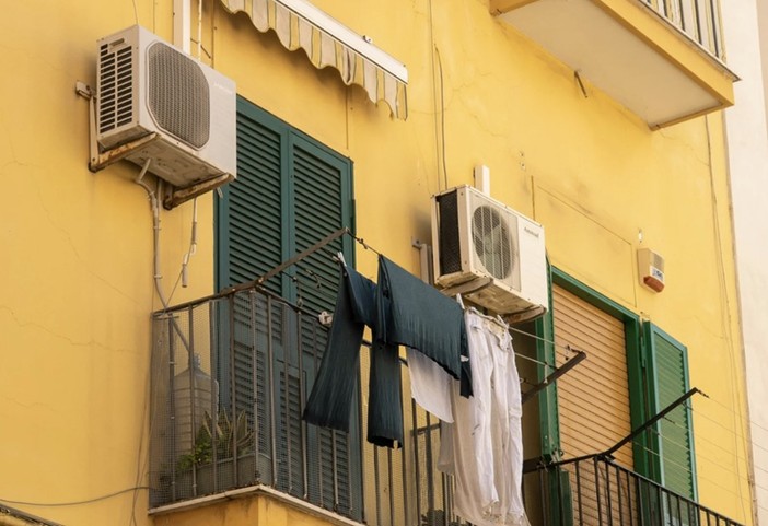 Climatizzatori e pompe di calore: quando serve l’autorizzazione del Comune per l’unità esterna?