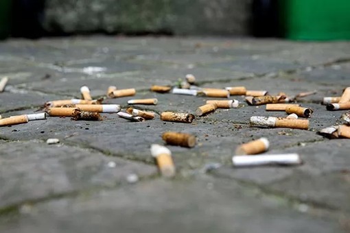 Cannes, il comune dichiara guerra ai mozziconi di sigaretta gettati a terra