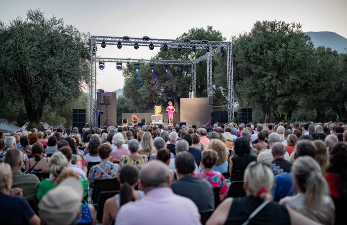 "Cap sotto le stelle a Roquebrune Cap-Martin": musica e risate nella magia della Riviera "Cap sotto le stelle a Roquebrune Cap-Martin": musica e risate nella magia della Riviera