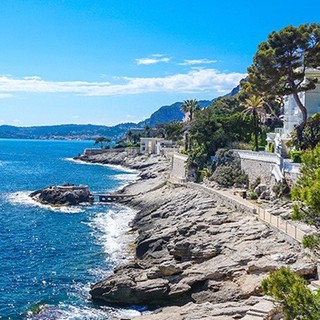 Foto 1: Camminare lungo il sentiero costiero e ammirare le ville "Belle Epoque" - - Foto Office de Tourisme Métropolitain Crédits Photos : @Ville de Cap d'Ail  @Max Coquard Best Jobers