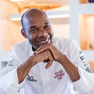 Marcel Ravin, chef pluristellato e padrino della prima edizione di “Oui, Chef!”, è chef esecutivo del Monte-Carlo Bay Hotel &amp; Resort. È alla guida del Blue Bay Marcel Ravin, due stelle Michelin, e di Elsa, una stella Michelin.