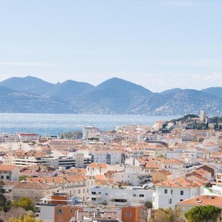 Vizi occulti: si può chiedere il risarcimento se il danno riguarda l’edificio accanto? La Cassazione dice sì