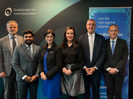 Destra a sinistra nella foto: Christian Hauglie-Hanssen, Direttore dell’Agenzia Spaziale Norvegese; Madin Maseeh, Presidente dell’Agenzia Spaziale delle Maldive; Aarti Holla-Maini, Direttrice dell’UNOOSA; Marianne Sivertsen Næss, Ministra norvegese della Pesca e degli Oceani; Jean-Marc Astorg, Direttore della Strategia del CNES; Olivier Minazzoli, Amministratore dell’Ufficio degli Affari Spaziali di Monaco.  Crédit photo : ©Agence Spatiale Norvégienne .