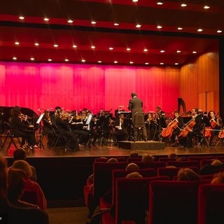 Cannes accoglie il 2026 a ritmo latino: il Concerto di Capodanno al Théâtre Debussy
