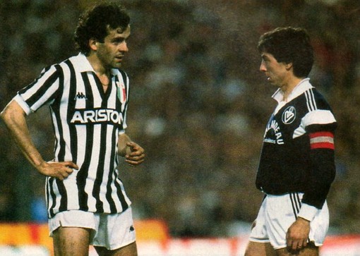 Michel Platini con la maglia della Juventus a Bordeaux in Coppa dei Campioni Michel Platini con la maglia della Juventus a Bordeaux in Coppa dei Campioni