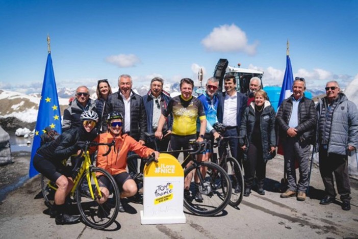 Il sindaco Estrosi con le altre autorità sulla cima del Col de la Bonette Il sindaco Estrosi con le altre autorità sulla cima del Col de la Bonette
