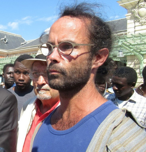 Cedric Herrou condannato a 4 mesi di reclusione per favoreggiamento  dell'immigrazione clandestina dalla Corte di appello di Aix en Provence