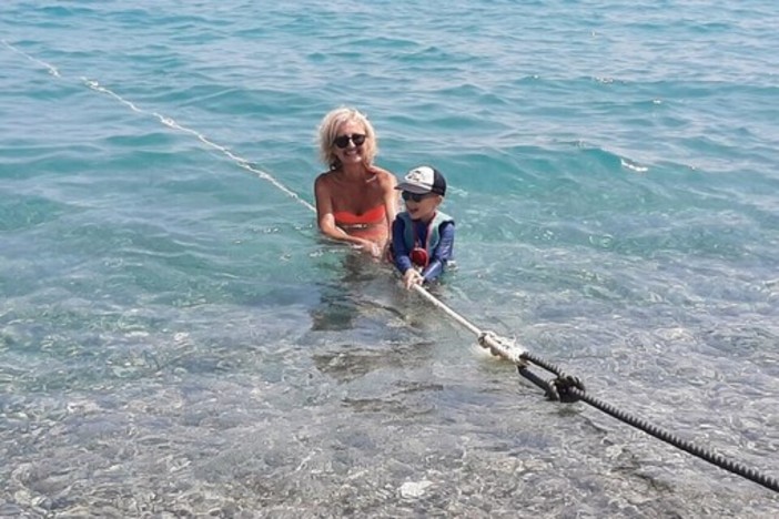 Le corde restano in spiaggia: a Nizza si potrà uscire dall’acqua tutto l’anno Le corde restano in spiaggia: a Nizza si potrà uscire dall’acqua tutto l’anno