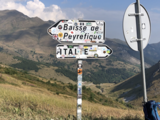 Cartello Italia sul colle