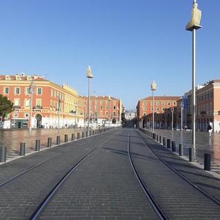 Nizza deserta nel prmo fine settimana di nuovo confinamentoi