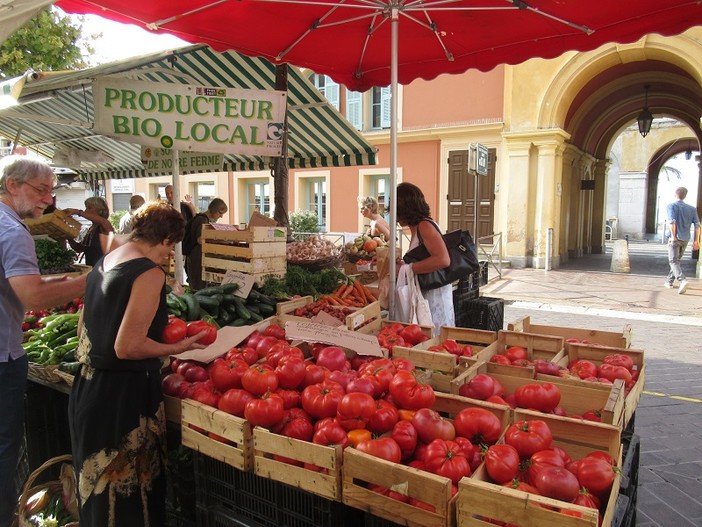 I colori di settembre s’impadroniscono di Cours Saleya a Nizza