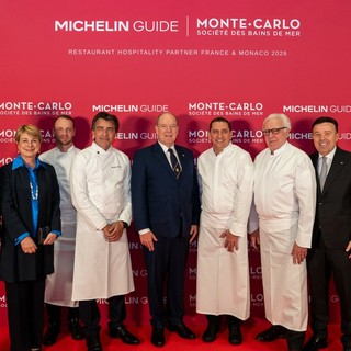 Da sinistra a destra: Gwendal Poullenec, Direttore Internazionale della Guida MICHELIN – Isabelle Berro-Amadeï, Consigliere di Governo-Ministro delle Relazioni Esterne e della Cooperazione di Monaco – Emmanuel Pilon – Yannick Alléno – S.A.S. il Principe Albert II di Monaco – Dominique Lory – Alain Ducasse – Stéphane Valeri, Presidente Delegato del Gruppo Monte-Carlo Société des Bains de Mer – e Marcel Ravin.  Crediti: Florian Jeffroy – Space Visuals