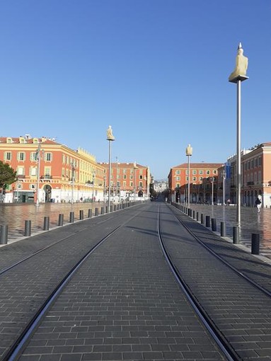 Nizza deserta nel prmo fine settimana di nuovo confinamentoi