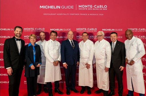 Da sinistra a destra: Gwendal Poullenec, Direttore Internazionale della Guida MICHELIN – Isabelle Berro-Amadeï, Consigliere di Governo-Ministro delle Relazioni Esterne e della Cooperazione di Monaco – Emmanuel Pilon – Yannick Alléno – S.A.S. il Principe Albert II di Monaco – Dominique Lory – Alain Ducasse – Stéphane Valeri, Presidente Delegato del Gruppo Monte-Carlo Société des Bains de Mer – e Marcel Ravin.  Crediti: Florian Jeffroy – Space Visuals