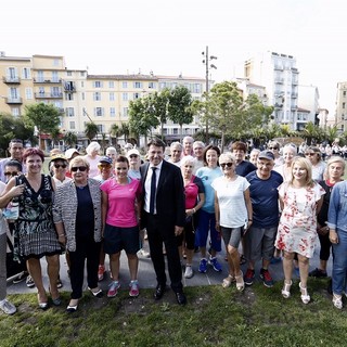 Christian Estrosi con alcuni seniors di Nizza
