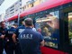 Controlli alla fermata di un tram a Nizza Controlli alla fermata di un tram a Nizza