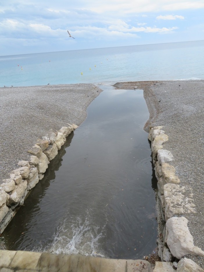 Corso d'acqua defluisce in mare a Nizza