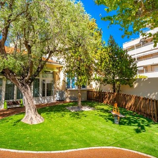 Il cortile rinnovato della Scuola Materna Ange-Marie Miniconi (c) Mairie de Cannes
