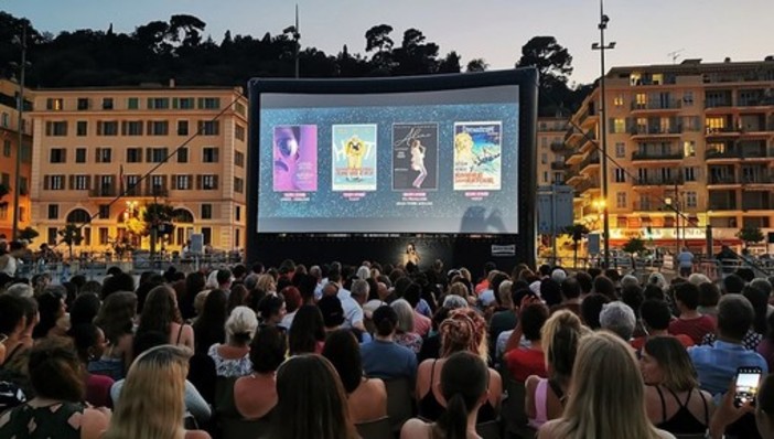 Cinema sotto le stelle: l’estate di Nizza si accende di emozioni sul grande schermo all’aperto