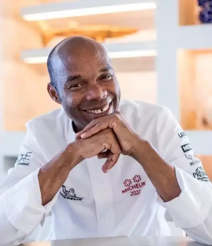 Marcel Ravin, chef pluristellato e padrino della prima edizione di “Oui, Chef!”, è chef esecutivo del Monte-Carlo Bay Hotel & Resort. È alla guida del Blue Bay Marcel Ravin, due stelle Michelin, e di Elsa, una stella Michelin. Marcel Ravin, chef pluristellato e padrino della prima edizione di “Oui, Chef!”, è chef esecutivo del Monte-Carlo Bay Hotel & Resort. È alla guida del Blue Bay Marcel Ravin, due stelle Michelin, e di Elsa, una stella Michelin.