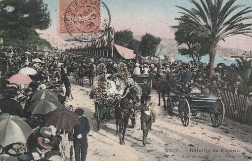 Corso des voitures fleuries sur la Promenade des Anglais, carte postale Jean Giletta (Nice), vers 1906.Archives Nice Côte d’Azur – Ville de Nice, 10 Fi 5