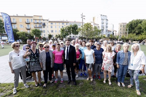 Christian Estrosi con alcuni seniors di Nizza Christian Estrosi con alcuni seniors di Nizza