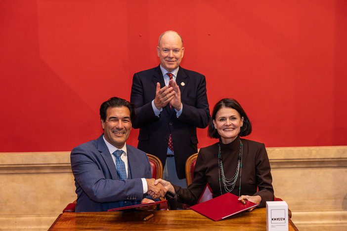 Cyril Gomez, Direttore generale aggiunto dell’Institut océanographique, S.A.S. il Principe Alberto II di Monaco e Bénédicte Chrétien, Direttrice generale di CFM Indosuez Wealth Management, durante la cerimonia di rinnovo del partenariato al Museo oceanografico di Monaco. © Philippe Fitte – Institut océanographique. Cyril Gomez, Direttore generale aggiunto dell’Institut océanographique, S.A.S. il Principe Alberto II di Monaco e Bénédicte Chrétien, Direttrice generale di CFM Indosuez Wealth Management, durante la cerimonia di rinnovo del partenariato al Museo oceanografico di Monaco. © Philippe Fitte – Institut océanographique.