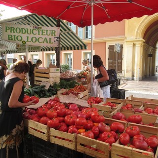 I colori di settembre s’impadroniscono di Cours Saleya a Nizza