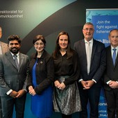 Destra a sinistra nella foto: Christian Hauglie-Hanssen, Direttore dell’Agenzia Spaziale Norvegese; Madin Maseeh, Presidente dell’Agenzia Spaziale delle Maldive; Aarti Holla-Maini, Direttrice dell’UNOOSA; Marianne Sivertsen Næss, Ministra norvegese della Pesca e degli Oceani; Jean-Marc Astorg, Direttore della Strategia del CNES; Olivier Minazzoli, Amministratore dell’Ufficio degli Affari Spaziali di Monaco. Crédit photo : ©Agence Spatiale Norvégienne . Destra a sinistra nella foto: Christian Hauglie-Hanssen, Direttore dell’Agenzia Spaziale Norvegese; Madin Maseeh, Presidente dell’Agenzia Spaziale delle Maldive; Aarti Holla-Maini, Direttrice dell’UNOOSA; Marianne Sivertsen Næss, Ministra norvegese della Pesca e degli Oceani; Jean-Marc Astorg, Direttore della Strategia del CNES; Olivier Minazzoli, Amministratore dell’Ufficio degli Affari Spaziali di Monaco. Crédit photo : ©Agence Spatiale Norvégienne .