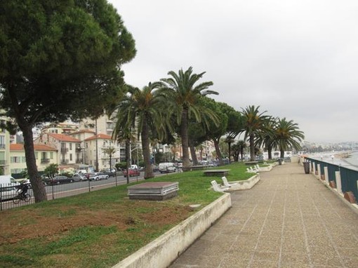 Carras, una finestra sulla Promenade Carras, una finestra sulla Promenade