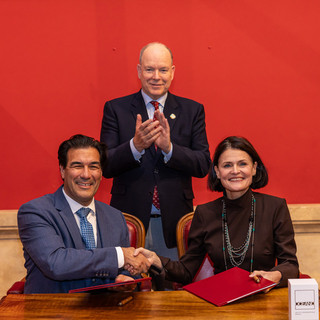 Cyril Gomez, Direttore generale aggiunto dell’Institut océanographique, S.A.S. il Principe Alberto II di Monaco e Bénédicte Chrétien, Direttrice generale di CFM Indosuez Wealth Management, durante la cerimonia di rinnovo del partenariato al Museo oceanografico di Monaco. © Philippe Fitte – Institut océanographique.