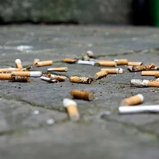 Cannes, il comune dichiara guerra ai mozziconi di sigaretta gettati a terra