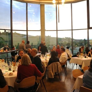 Cantina La Torre di Castel Rocchero (AT): una serata indimenticabile tra fiori eduli e vino pregiato nella magica Torre Crystallina