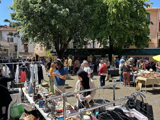 Carros, vide grenier Carros, vide grenier