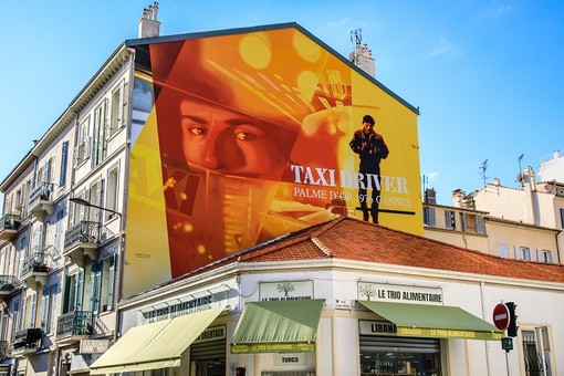 Cannes, il murales dedicato al film &quot;Taxi Driver&quot; @mairie de Cannes