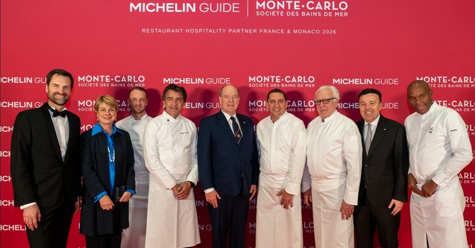 Da sinistra a destra: Gwendal Poullenec, Direttore Internazionale della Guida MICHELIN – Isabelle Berro-Amadeï, Consigliere di Governo-Ministro delle Relazioni Esterne e della Cooperazione di Monaco – Emmanuel Pilon – Yannick Alléno – S.A.S. il Principe Albert II di Monaco – Dominique Lory – Alain Ducasse – Stéphane Valeri, Presidente Delegato del Gruppo Monte-Carlo Société des Bains de Mer – e Marcel Ravin.  Crediti: Florian Jeffroy – Space Visuals