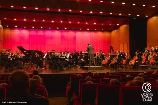 Cannes accoglie il 2026 a ritmo latino: il Concerto di Capodanno al Théâtre Debussy