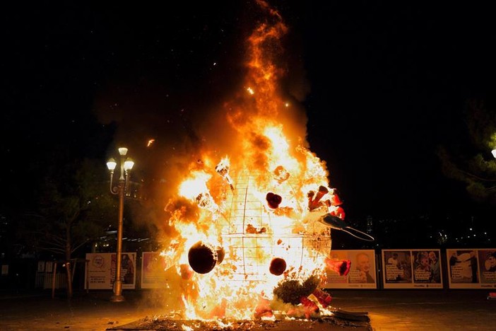 Le fiamme bruciano l'usurpatore, Nizza 27 febbraio 2021