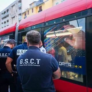 Controlli alla fermata di un tram a Nizza