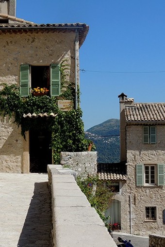 Foto 1: Perdersi nei vicoli medievali del villaggio - - Foto Office de Tourisme Métropolitain Crédits Photos : @ OTM BIT Carros @ Retaurant La Forge Foto 1: Perdersi nei vicoli medievali del villaggio - - Foto Office de Tourisme Métropolitain Crédits Photos : @ OTM BIT Carros @ Retaurant La Forge