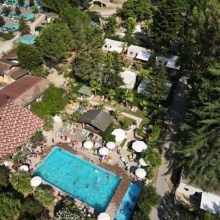 Settembre in piscina al Camping delle Rose, offerte speciali e musica live domenica 5 e 12 settembre con Paolo Golini