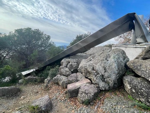 La Croix-des-Gardes abbattuta dal vento @ville de Cannes La Croix-des-Gardes abbattuta dal vento @ville de Cannes